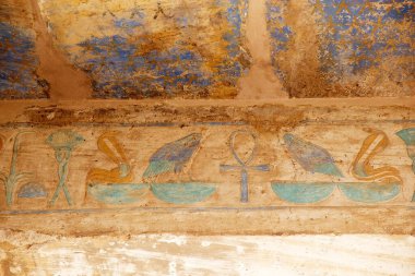 Mısır, Luxor 'daki Karnak Tapınağı Kompleksindeki hiyeroglifler. Kompleks Cpmprises tapınaklar, sütunlar, şapeller ve diğer binaların geniş bir karışımıdır. İnşaat, MÖ 1971-1926 yılları arasında hüküm süren I. Senusret döneminde başladı..