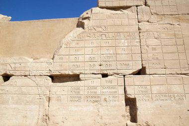 Mısır 'daki Karnak Tapınağı Kompleksi' nde Mısır takvimi. Kompleks Cpmprises tapınaklar, sütunlar, şapeller ve diğer binaların geniş bir karışımıdır. İnşaat, MÖ 1971-1926 yılları arasında hüküm süren I. Senusret döneminde başladı.. 