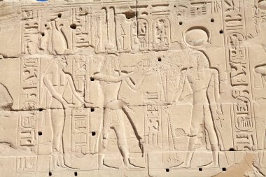 Mısır 'daki Karnak Tapınağı Kompleksi. Kompleks Cpmprises tapınaklar, sütunlar, şapeller ve diğer binaların geniş bir karışımıdır. İnşaat, MÖ 1971-1926 yılları arasında hüküm süren I. Senusret döneminde başladı.. 