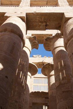 Mısır 'daki Karnak Tapınağı kompleksindeki Büyük Hypostyle Salonu. Karnak Tapınağı Kompleksi, Luxor yakınlarındaki tapınak, phylon, şapel ve diğer binaların geniş bir karışımını içerir.