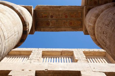 Mısır 'daki Karnak Tapınağı kompleksindeki Büyük Hypostyle Salonu. Karnak Tapınağı Kompleksi, Luxor yakınlarındaki tapınak, phylon, şapel ve diğer binaların geniş bir karışımını içerir.