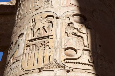 Mısır 'daki Karnak Tapınağı kompleksindeki Büyük Hypostyle Salonu. Karnak Tapınağı Kompleksi, Luxor yakınlarındaki tapınak, phylon, şapel ve diğer binaların geniş bir karışımını içerir.