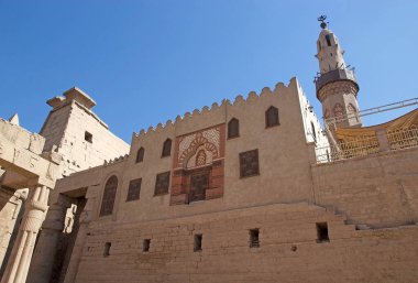 Luxor, Mısır 'daki Luxor Tapınağı' ndaki Abu Haggag Camii. Günümüzde Luxor, antik Thebes olarak bilinen Nil Nehri 'nin doğu kıyısında yer almaktadır ve yaklaşık olarak M.Ö. 140 yılında inşa edilmiştir.