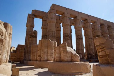 Luxor, Mısır 'daki Luxor Tapınağı. Günümüzde Luxor, antik Thebes olarak bilinen Nil Nehri 'nin doğu kıyısında yer almaktadır ve yaklaşık olarak M.Ö. 140 yılında inşa edilmiştir.