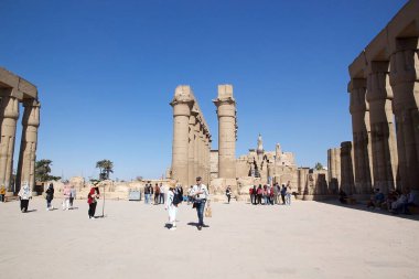 Luxor, Mısır 'daki Luxor Tapınağı. Günümüzde Luxor, antik Thebes olarak bilinen Nil Nehri 'nin doğu kıyısında yer almaktadır ve yaklaşık olarak M.Ö. 140 yılında inşa edilmiştir.
