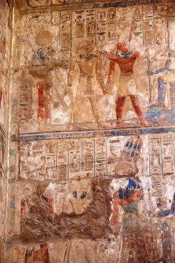 Luxor, Mısır 'daki Luxor Tapınağı. Günümüzde Luxor, antik Thebes olarak bilinen Nil Nehri 'nin doğu kıyısında yer almaktadır ve yaklaşık olarak M.Ö. 140 yılında inşa edilmiştir.