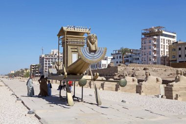 Luxor 'daki gemi, bir zamanlar Mısır' ın Karnak ve Luxor tapınaklarını birbirine bağlayan insan başlı bir shpynxes bulvarı.