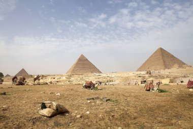 Giza, Mısır 'daki Giza Piramit Kompleksi, Giza Necropolis olarak da bilinir. Eski Krallık 'ın dördüncü hanedanlığı sırasında inşa edildi.