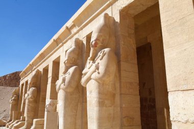 Morg Hatshepsut Tapınağı, Lüksör şehrinin karşısı, Mısır. Mısır 'ın on sekizinci Hanedanı' nın firavunu Hatshepsut döneminde inşa edilen morg tapınağı..