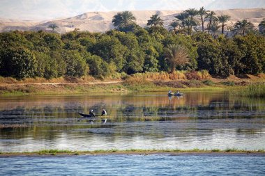 Nil nehri boyunca Luxor ve Aswan arasındaki manzara, Mısır. Peyzaj ve balıkçılar