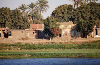 Nil nehri boyunca Luxor ve Aswan arasındaki manzara, Mısır. Manzara ve köy