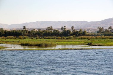Nil nehri boyunca Luxor ve Aswan arasındaki manzara, Mısır. Peyzaj ve balıkçı