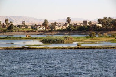 Nil nehri boyunca Luxor ve Aswan arasındaki manzara, Mısır. Manzara ve köy
