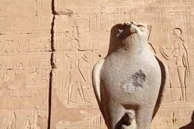 Edfu Tapınağı, Nil 'in batı yakası, Edfu, Mısır. MÖ 237 ile MÖ 57 yılları arasında inşa edilmiş.