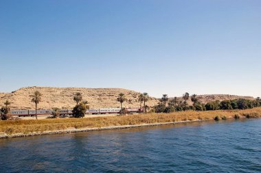 Nil nehri boyunca Luxor ve Aswan, Mısır arasında tren ve peyzaj. Peyzaj ve balıkçı