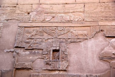Kom Ombo Tapınağı, Kom Ombo, Mısır. Kom Ombo kasabasındaki Ptolemaic hanedanlığı döneminde inşa edilmiş bir tapınak.