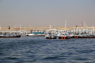 Aswan 'dan, Mısır' daki tapınak kompleksine küçük bir tekne hizmeti. Tapınak kompleksi UNESCO projesi kapsamında Nil nehri boyunca yer alan Agilkia Adası 'nda yıkıldı.