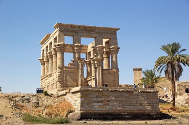 Mısır, Aswan 'da bir tapınak kompleksi. Tapınak kompleksi UNESCO projesi kapsamında Nil nehri boyunca yer alan Agilkia Adası 'nda yıkıldı.