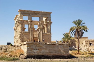 Mısır, Aswan 'da bir tapınak kompleksi. Tapınak kompleksi UNESCO projesi kapsamında Nil nehri boyunca yer alan Agilkia Adası 'nda yıkıldı.