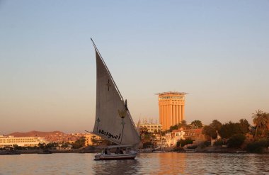 Aswan, Mısır 08 03 2022: Aswan, Mısır 'da Nil boyunca Feluccas. Felucca, tek yelkenli geleneksel bir ahşap yelkenli teknesidir.