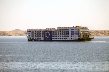 Aswan, Mısır 02 09 2024: Nil Nehri boyunca Lüksör ve Aswan, Mısır arasında Nil seferi. Nil yolculuğu 19. yüzyılda başladı.