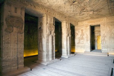 Abu Simbel 'in köyündeki Büyük Ramses Tapınağı' nın içinde. Abu Simbel, Nasser Gölü 'nün batı kıyısındaki iki kaya kesimli tapınaktan oluşan tarihi bir yerdir.