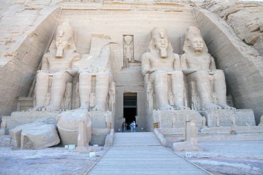 Abu Simbel köyündeki Büyük Ramses Tapınağı II. Abu Simbel, Nasser Gölü 'nün batı kıyısındaki iki kaya kesimli tapınaktan oluşan tarihi bir yerdir. 