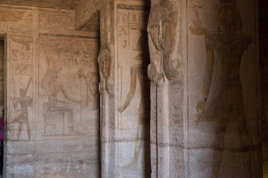 Abu Simbel köyündeki Büyük Ramses Tapınağı II. Abu Simbel, Nasser Gölü 'nün batı kıyısındaki iki kaya kesimli tapınaktan oluşan tarihi bir yerdir. 