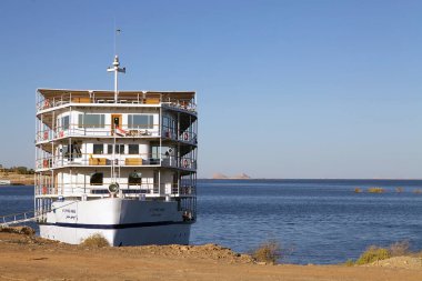 Nasser Gölü seyahati Ebu Simbel 'den Aswan, Mısır' a. Movenpick Prince Abbas gemisi Abu Simbel 'de