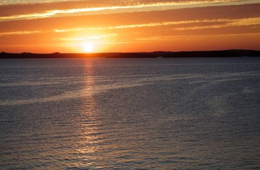 Mısır 'ın Abu Simbel kasabasında güneş doğarken Nasser Gölü' nün panoramik manzarası