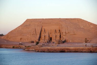 Şafak vakti Abu Simbel 'in köyündeki Büyük Ramses Tapınağı II. Abu Simbel, Nasser Gölü 'nün batı kıyısındaki iki kaya kesimli tapınaktan oluşan tarihi bir yerdir. 