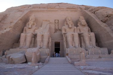 Abu Simbel köyündeki Büyük Ramses Tapınağı II. Abu Simbel, Nasser Gölü 'nün batı kıyısındaki iki kaya kesimli tapınaktan oluşan tarihi bir yerdir. 