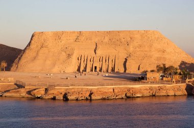 Küçük Hathor Tapınağı ve Nefertari 'nin Ebu Simbel köyünde şafakta. Abu Simbel, Nasser Gölü 'nün batı kıyısındaki iki kaya kesimli tapınaktan oluşan tarihi bir yerdir. 