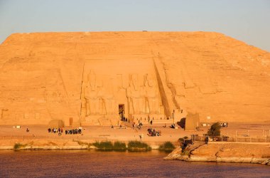 Şafak vakti Abu Simbel 'in köyündeki Büyük Ramses Tapınağı II. Abu Simbel, Nasser Gölü 'nün batı kıyısındaki iki kaya kesimli tapınaktan oluşan tarihi bir yerdir. 