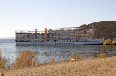 Nasser Gölü seyahati Ebu Simbel 'den Aswan, Mısır' a. Movenpick Prince Abbas gemisi Abu Simbel 'de