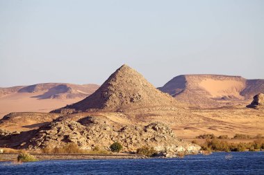 Mısır 'ın Nasser Gölü kıyısındaki Aşağı Nubian Çölü' nde bilinmeyen bir piramit.
