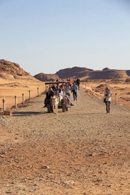 Aşağı Nubia, Mısır 'daki Wadi es-Sebua tapınağındaki turistler