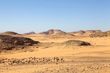 Mısır 'daki Nasser Gölü kıyısındaki dağlar ve çöller. Nasser Gölü, Aswan Barajı 'nın soyutlanmasıyla kuruldu.