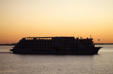 Nasser Gölü yolcu gemisi gün batımında. Abu Simbel 'den Mısır' daki Aswan 'a lüks yolcu gemisi