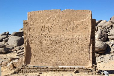 Seti I 'in Stele' si Aswan, Mısır 'daki yeni Kalabsha adasında. Taş, Abu Simbel 'in 50 km kuzeyindeki Qasr Ibrim' de bulundu.