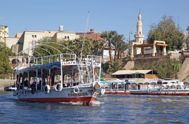 Aswan 'da arka planda tekne ve minareyle Nil Nehri manzarası, Aswan, Mısır.