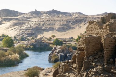 Aswan 'daki Nil' deki Fil Adası ve Yukarı Mısır manzarası. Adadaki arkeolojik kazılar 1979 'da Dünya Mirası oldu.