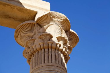 Mısır 'ın Aswan kentindeki yeni Kalabsha adasındaki Qertassi büfesinin ayrıntıları. Aswan 'ın 50 km güneyinde kurulmuş ve Aswan Barajı inşa edildikten sonra taşınmış.