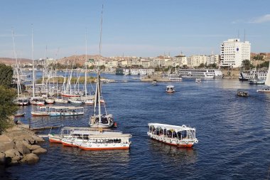 Aswan, Yukarı Mısır 'daki Nil' deki Fil Adası 'ndan Aswan şehrinin görüntüsü. Adadaki arkeolojik kazılar 1979 'da Dünya Mirası oldu.