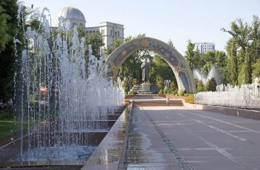 Dushanbe, Tacikistan 'daki Rudaki Parkı' nın arka planında şair Rudaki heykeli olan çeşme. Rudaki, Samanidlerin altında saray şairi, şarkıcı ve müzisyendi.