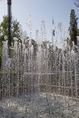 Rudaki Parkı 'ndaki çeşme, Dushanbe, Tacikistan. Rudaki Parkı şehirde yeşillik vahası olarak kabul edilebilir.