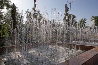 Rudaki Parkı 'ndaki çeşme, Dushanbe, Tacikistan. Rudaki Parkı şehirde yeşillik vahası olarak kabul edilebilir.