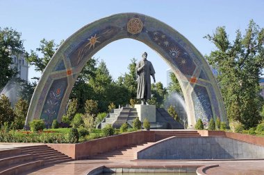 Rudaki Parkı 'ndaki şair Rudaki heykeli, Dushanbe, Tacikistan. Rudaki, Samanidlerin altında saray şairi, şarkıcı ve müzisyendi.