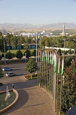 Tacikistan 'da ulusal bayraklı Dushanbe şehir manzarası. Dushanbe Tacikistan 'ın başkenti ve en büyük şehridir.