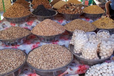 Dushanbe, Tacikistan 'daki pazarda satılık meyveler.. 